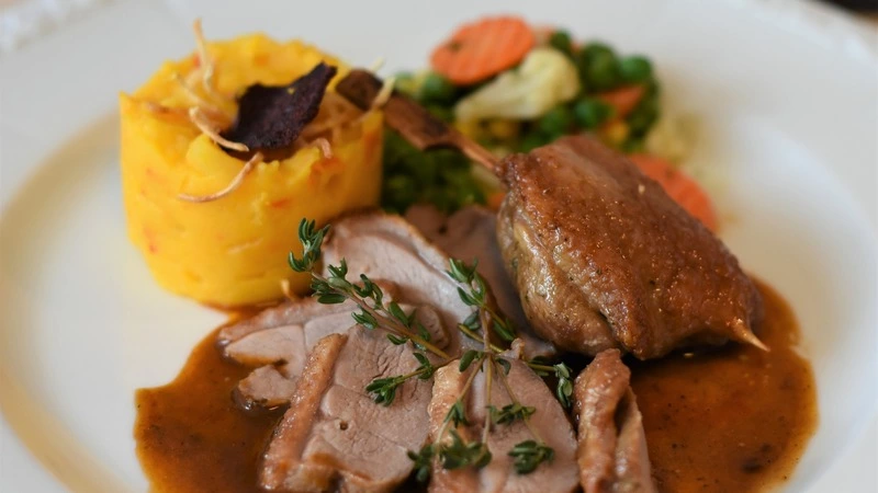 Директор сахалинского Чехов-центра поделилась новогодним рецептом мяса на фруктовой «подушке»