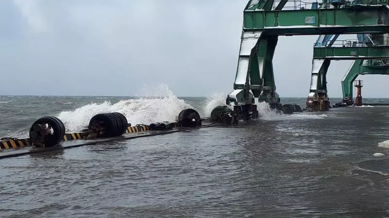 Корсаковский порт снова подтопило из-за разбушевавшегося циклона