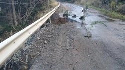 Движение транспорта возобновили до Бошняково после обрушения части дороги