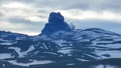 Вулкан Эбеко выбросил столб пепла на высоту 3,5 километра