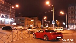 Приморский автохам припарковал красную «спортивку» на тротуаре в Южно-Сахалинске