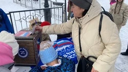 Корсаковцы написали письма бойцам СВО в рамках акции «Единой России»