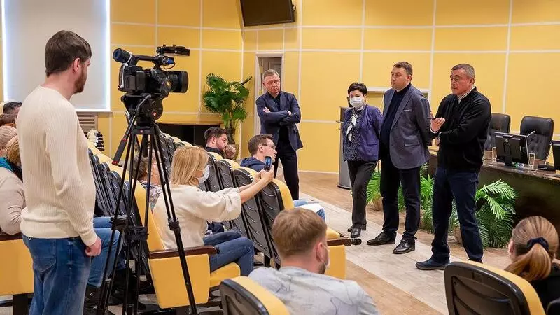 Изолированных в «Юбилейном» сахалинцев обеспечат связью, теплом и советскими комедиями