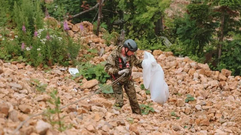 Сахалинцев просят прекратить мусорить на парковке СТК «Горный воздух»
