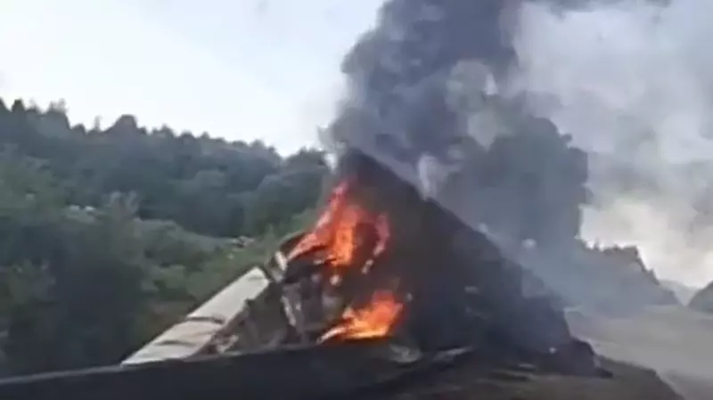 На Сахалине после переворота в кювет воспламенился грузовик