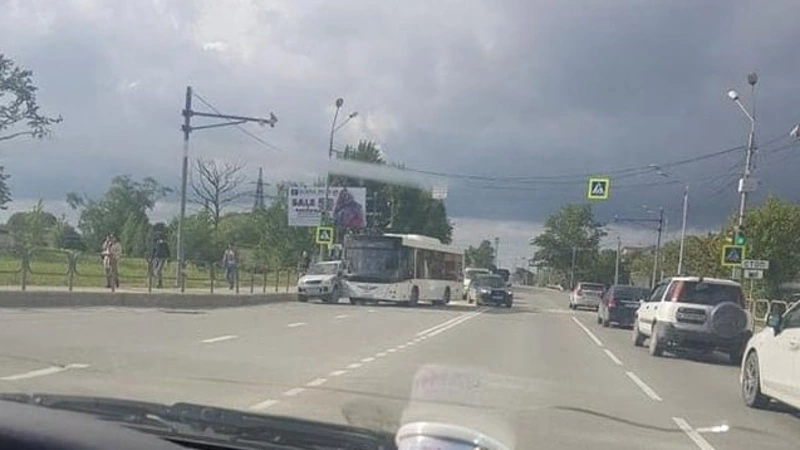 В Южно-Сахалинске пассажирский автобус столкнулся с «машиной-невидимкой»