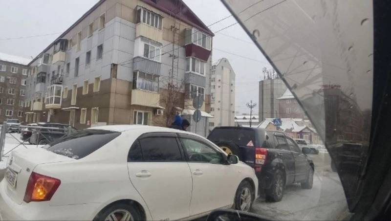 Авария с двумя иномарками произошла на перекрестке Южно-Сахалинска 14 декабря