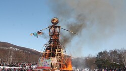 На Масленицу южносахалинцы проводили зиму сожжением соломенного чучела