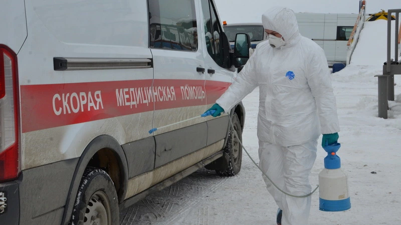 Жители Макарова пожаловались, что врачей на скорой помощи выкосили болезни
