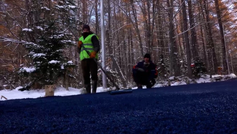 Парк «Янтарный» в Долинске получил пешеходные дорожки из покрышек от БелАЗов