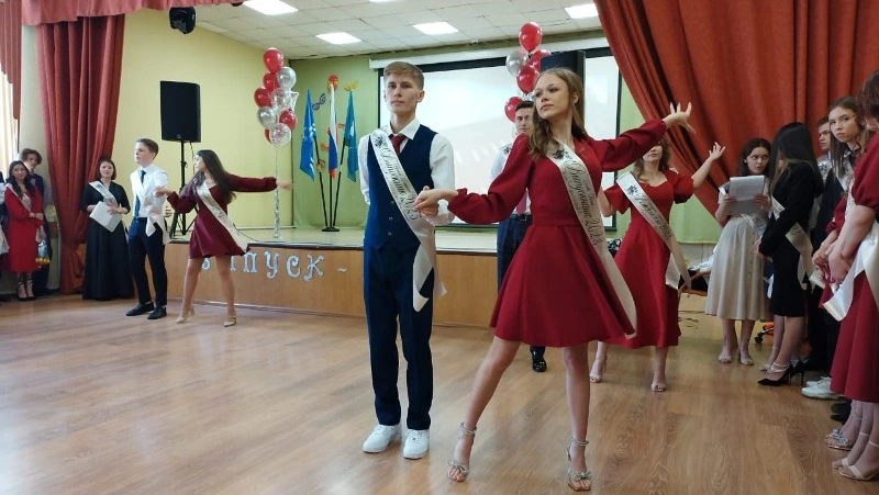 Последний звонок для выпускников 11 классов прозвенел в Южно-Сахалинске