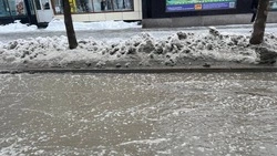 Дорожники прочистили ливневки по улице Ленина в Южно-Сахалинске 