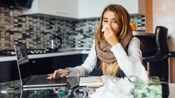 Минтруд: работодатель не может уволить сотрудника, который ушел на больничный