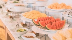 На Сахалине ресторан «Венецианский дворик» два месяца кормил в долг чужих работников