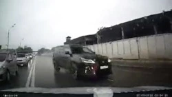 Иномарка с «блатными» номерами едва не устроила аварию в центре Южно-Сахалинска