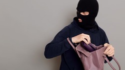 Житель Долинска украл деньги из незапертой квартиры своей подруги 