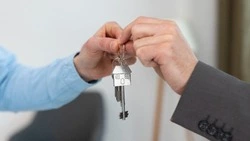 Житель Углегорска переехал из аварийного жилья в новое благодаря прокуратуре