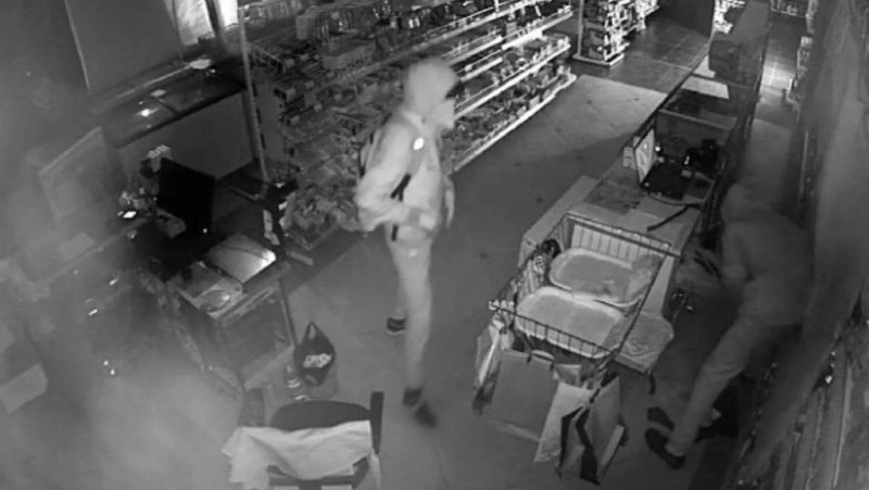 Полиция задержала подозреваемых в краже денег и товара из магазина в Южно-Сахалинске