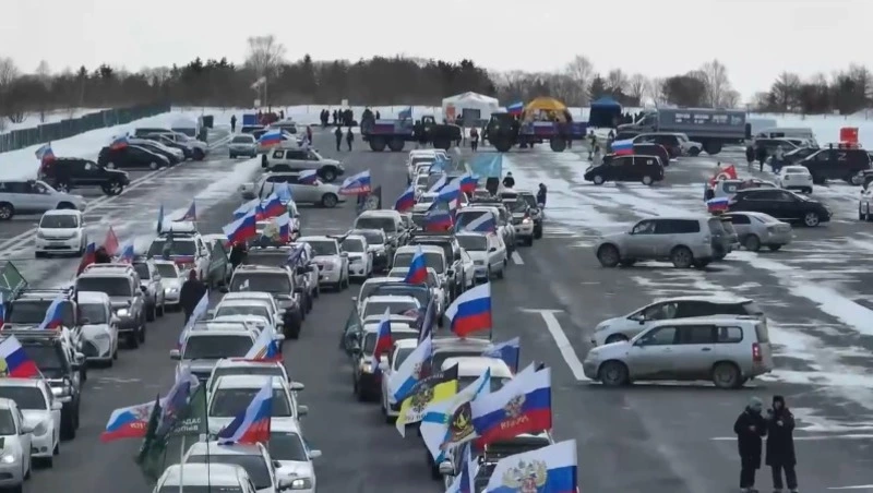 В Южно-Сахалинске прошел массовый автопробег в честь Дня защитника Отечества