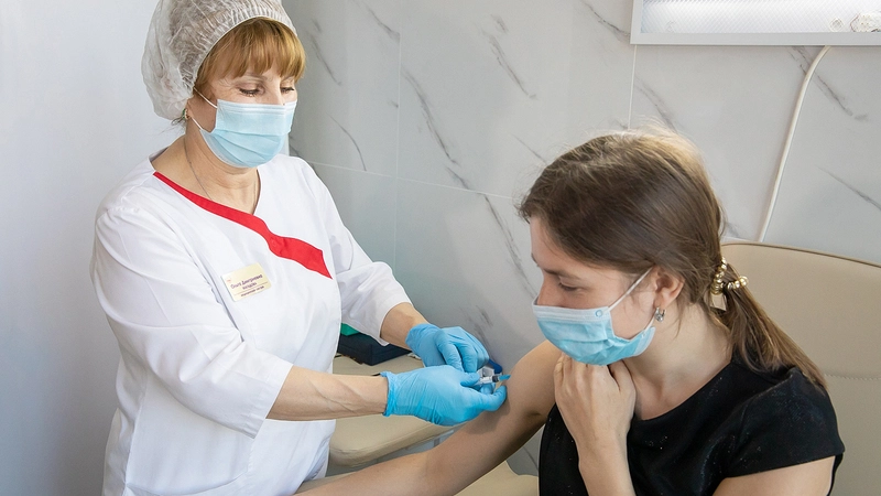 Глава сахалинского минздрава рассказал, насколько эффективна и безопасна прививка от COVID-19