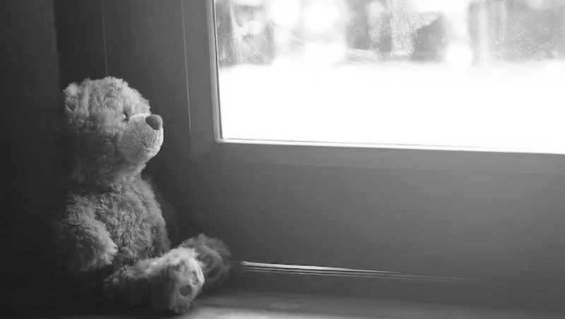 Десятилетний мальчик умер через сутки после падения из окна пятого этажа дома в Поронайске