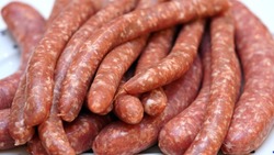 Колбасы, масло и помидоры подешевели на Сахалине за неделю. Обзор цен января