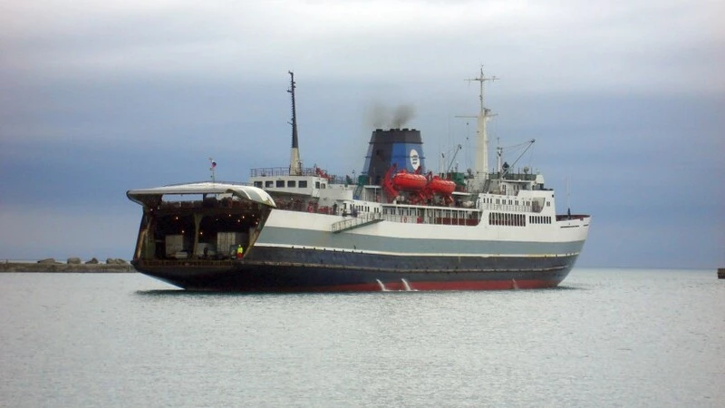 Паромную переправу Ванино — Холмск опять «заморозят» из-за циклона