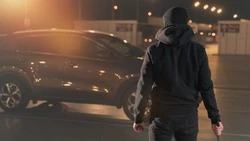 Мужчина оставил украденную машину во дворе своего коллеги в Корсакове