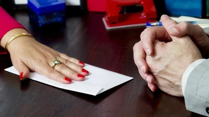 Бывшего пристава на Сахалине будут судить за шестикратную взятку и подлог