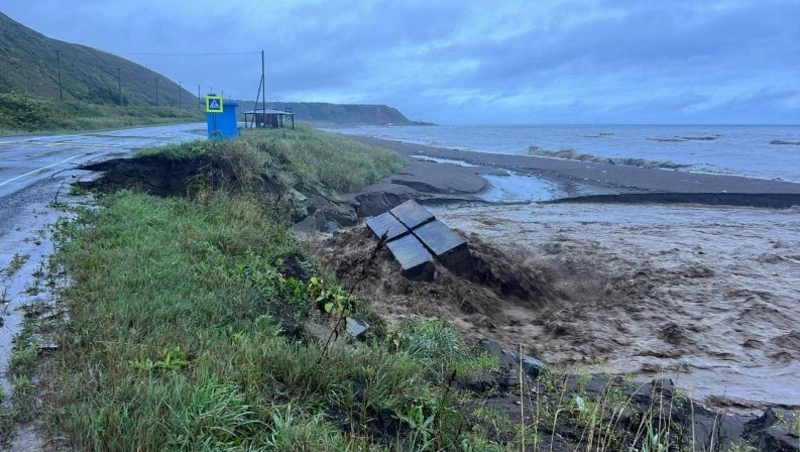 Из-за схода селя перекрыли трассу Невельск — Шебунино
