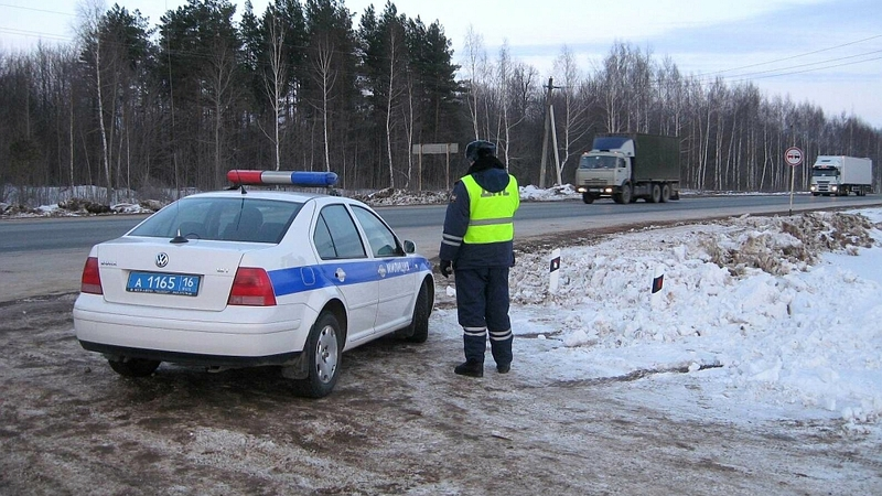 Неадекватного водителя в Холмске удалось остановить только с помощью оружия