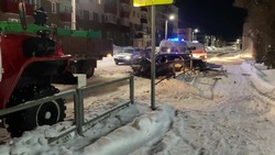Водителя зажало в искореженном автомобиле после столкновения с грузовиком на Сахалине