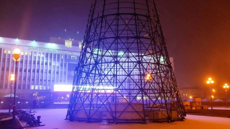 Монтаж губернаторской елки начали в Южно-Сахалинске к Новому году-2023