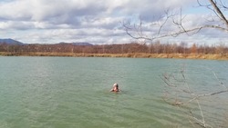 Женщина нырнула в ледяное озеро поздней осенью на Сахалине