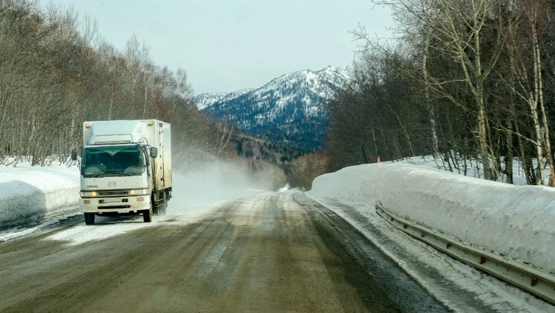 Дорогу на Охотское открыли для пассажирского транспорта после снегопада