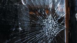 Неизвестный прострелил окно жилого дома в Южно-Сахалинске