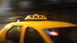 «Дешевого такси больше не будет»: россиян предупредили об изменении цен на поездки в 2022 году