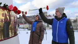 Волонтеры «Единой России» и молодогвардейцы почтили память героев Холмска