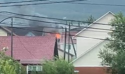 Появились видео с места пожара двухэтажного частного дома в Октябрьском