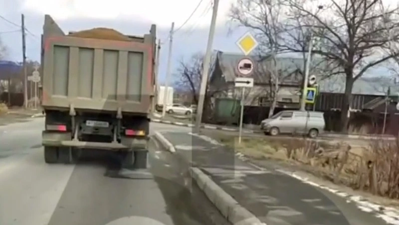 Водители фур разбивают дорогу в Новотроицком под запрещающим знаком