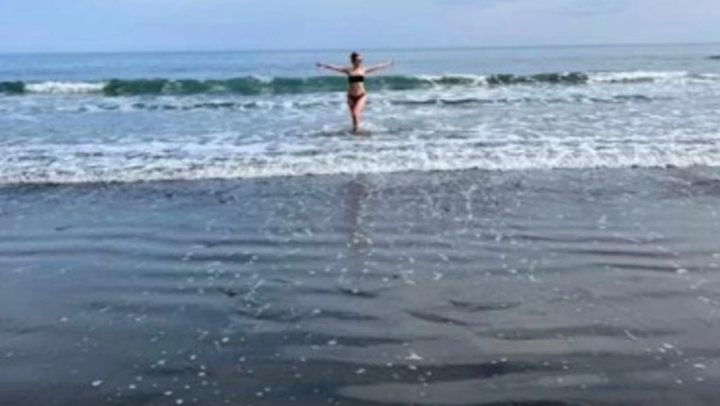 Сахалинка искупалась в море и открыла купальный сезон в Долинском районе