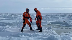 Спасатели напомнили о правилах поведения на неустойчивом льду на Сахалине