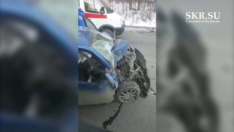 На юге Сахалина иномарка врезалась в пассажирский автобус, есть пострадавшие