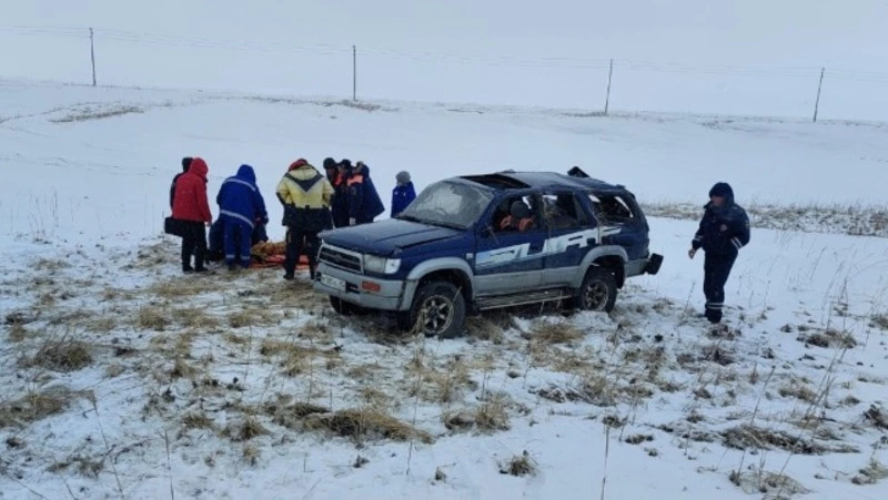 Внедорожник перевернулся на юге Сахалина