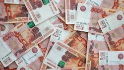 Сахалинка вынесла 240 тысяч рублей в мусорном пакете из квартиры односельчанина