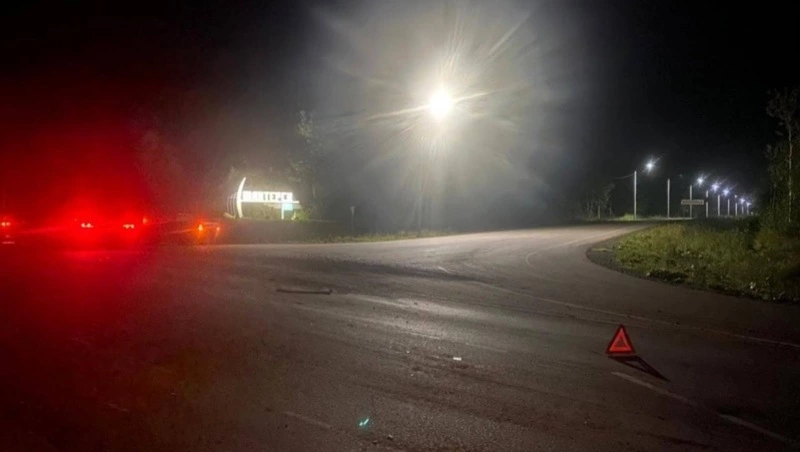 Легковой автомобиль врезался в грузовик на выезде из Шахтерска