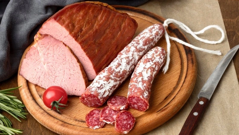 Врач рассказала, что ежедневное поедание колбасы может вызвать рак