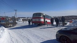Toyota Crown въехал в служебный автобус нефтегазодобывающей компании в Охе