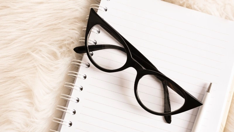 Пенсионерка из Южно-Сахалинска украла забытые дорогие очки и поплатилась