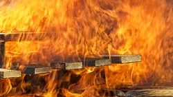 Огонь охватил теплицу в селе Охинского района 